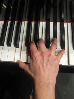 Comment jouer du piano avec des petites mains ? 