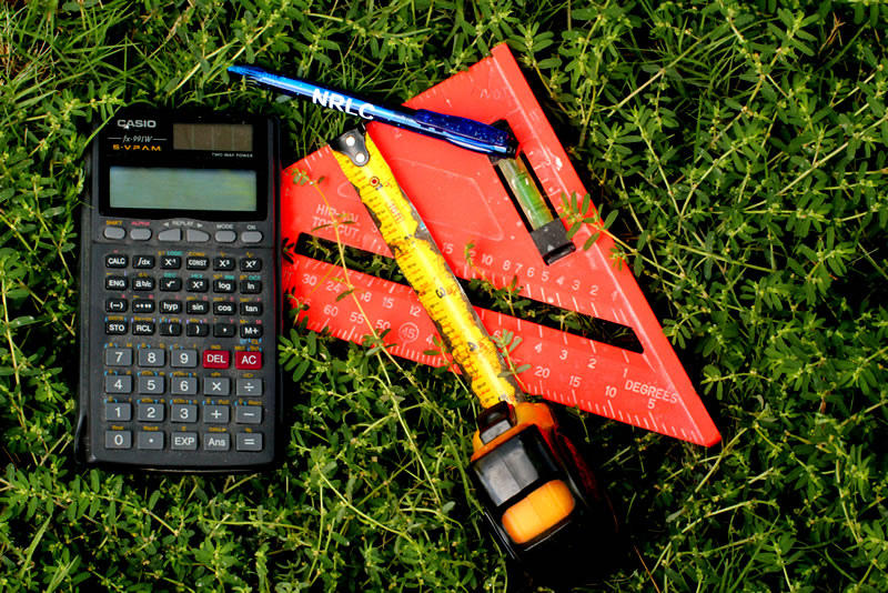 Pour pouvoir bosser vos maths n’importe où, au bord d’un lac ou sur une table de pique-nique et n’importe quand (dans le bus sans avoir peur qu’on vous pique quoi que ce soit ou au lit sans craindre une brûlure des cuisses), rien de tel qu’un ouvrage de mathématiques pour reprendre les bases.