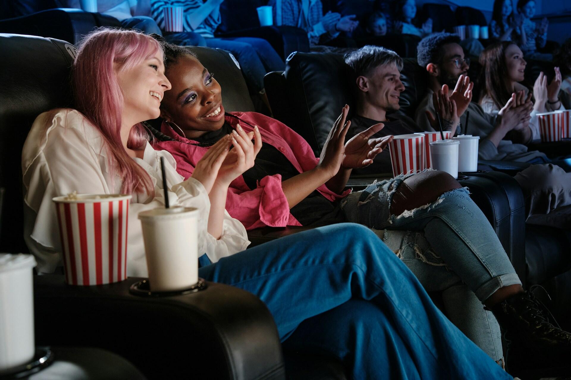 Des amis qui regardent un film dans une salle de cin&eacute;ma