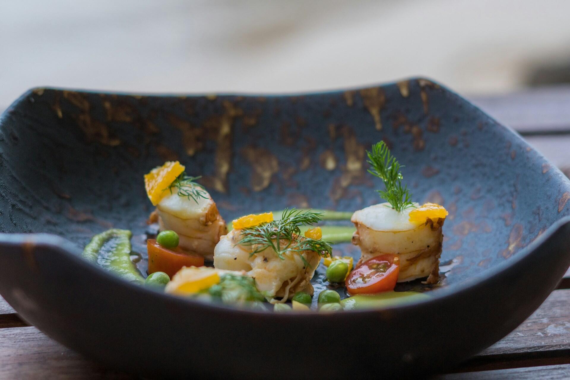 Un plat raffiné dans une belle vaisselle