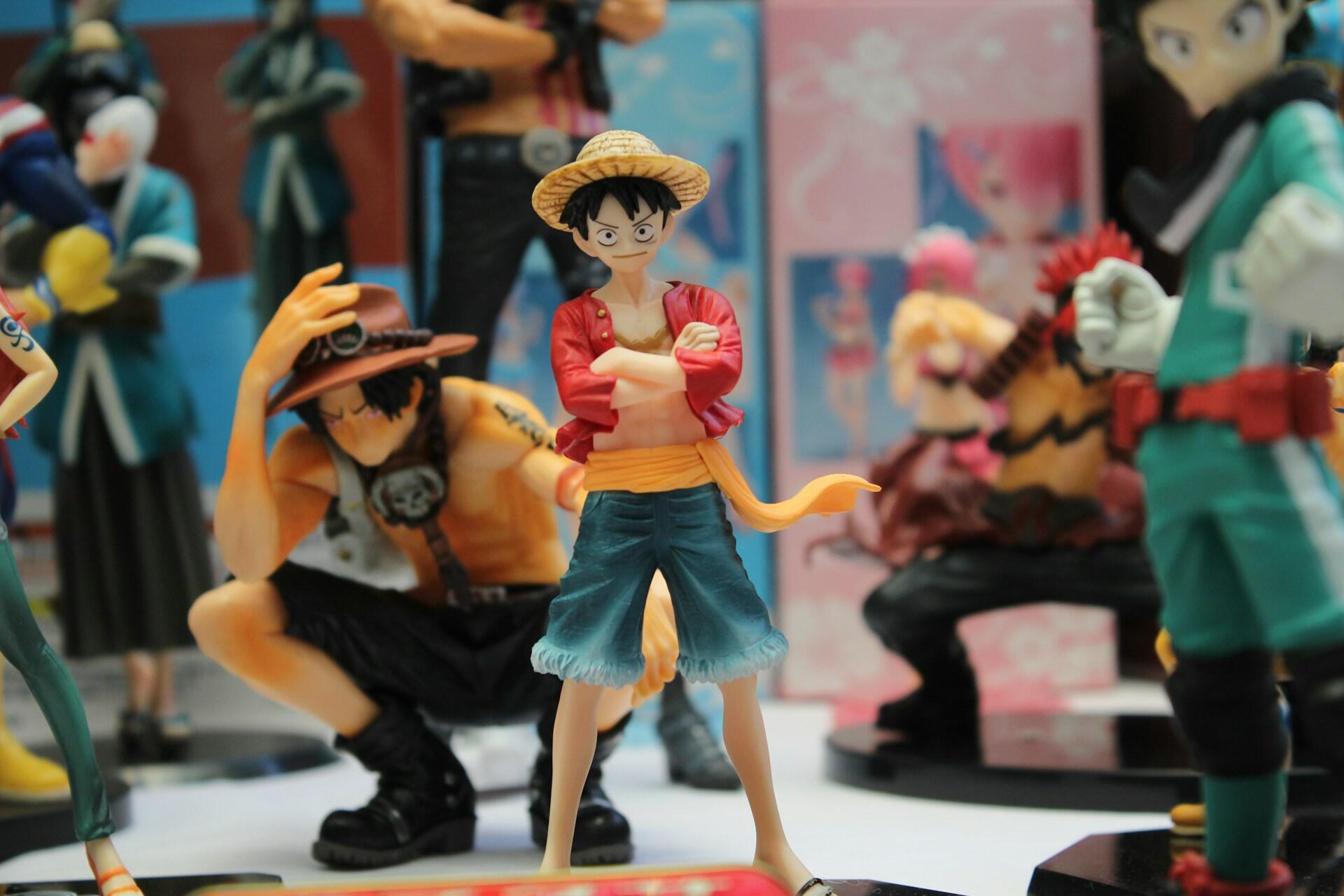 Figurine de Luffy avec d'autres figurines d'anime en arrière-plan