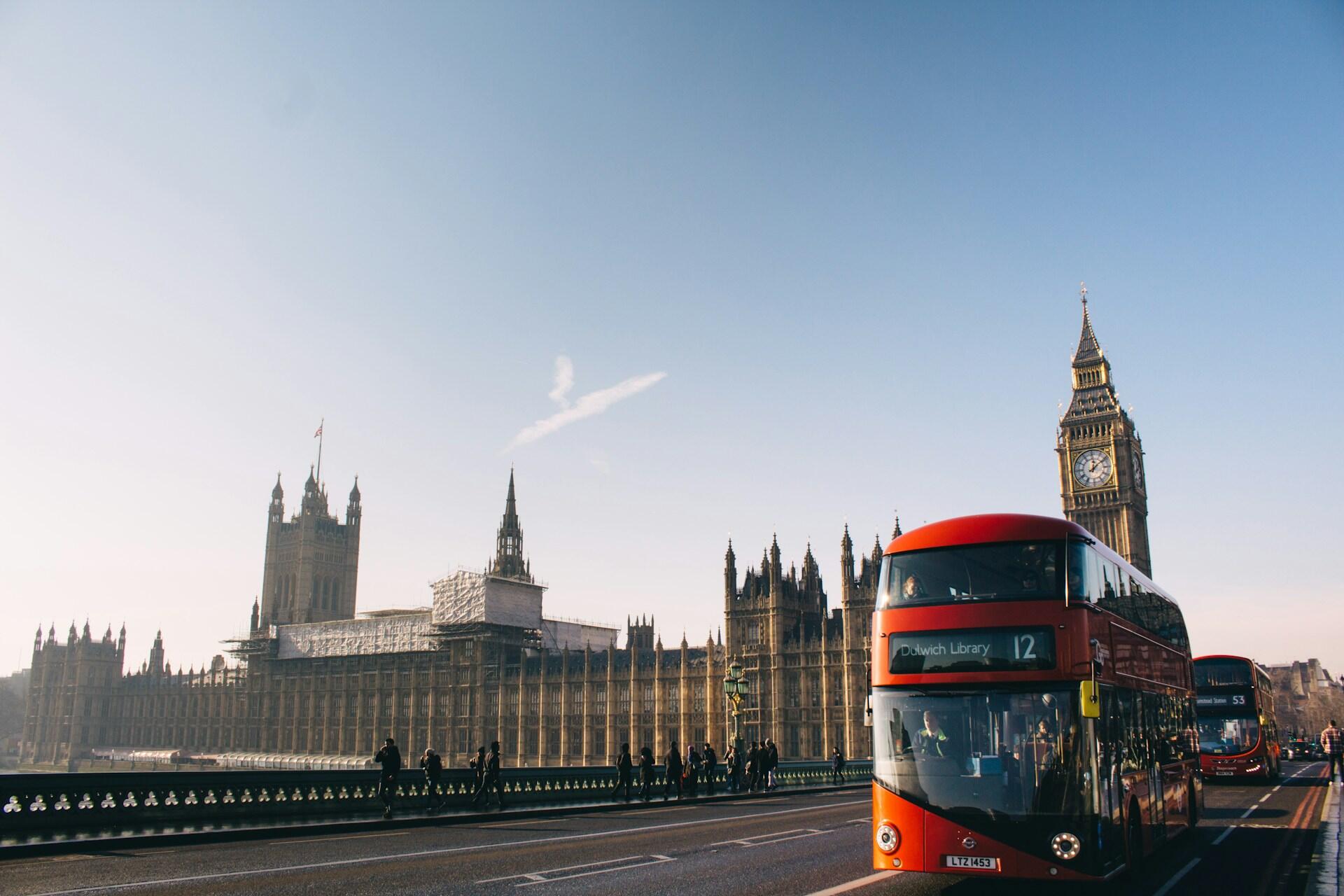 un bus londonien avec big ben en arrière-plan