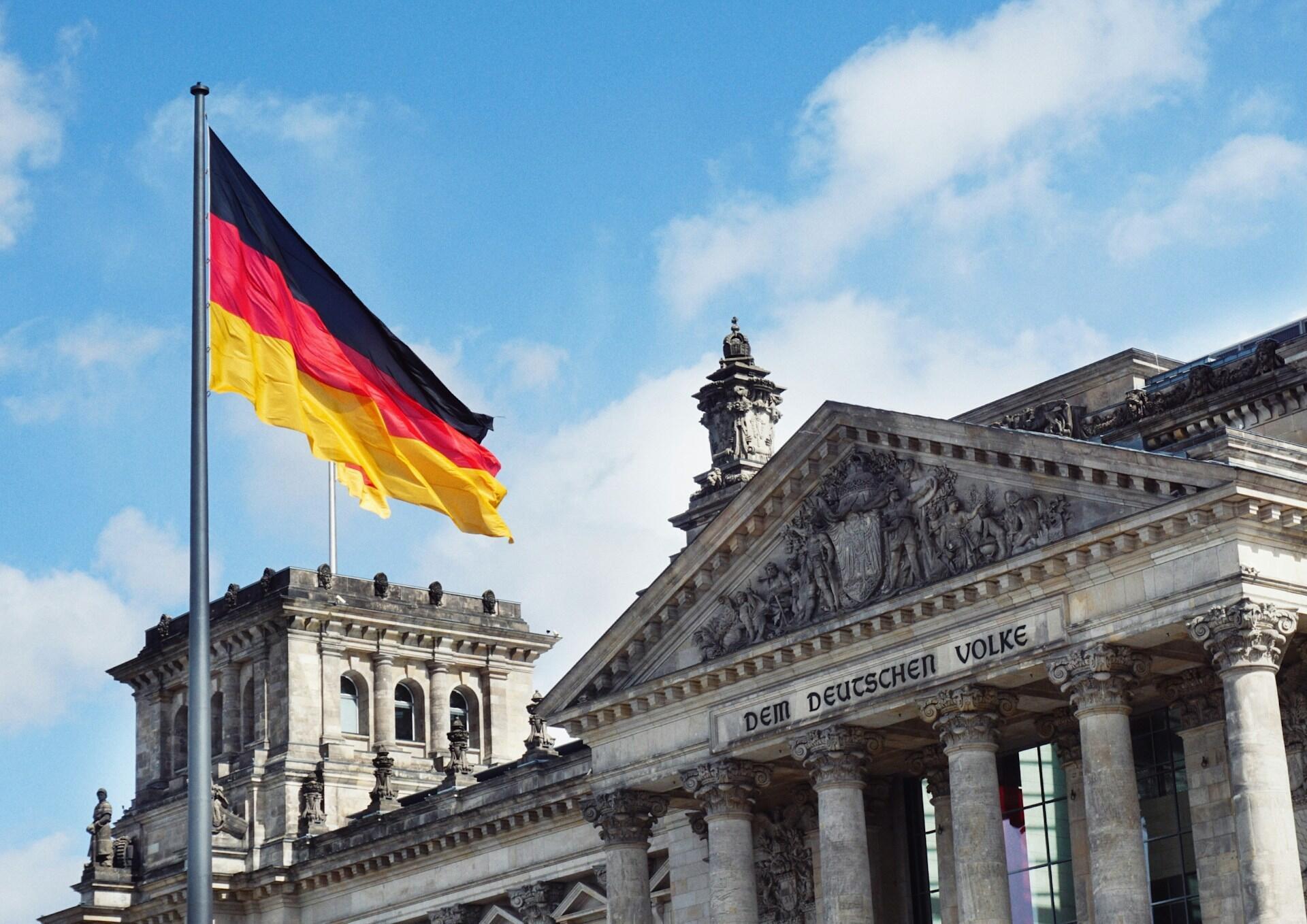 Drapeau allemand devant un bâtiment.